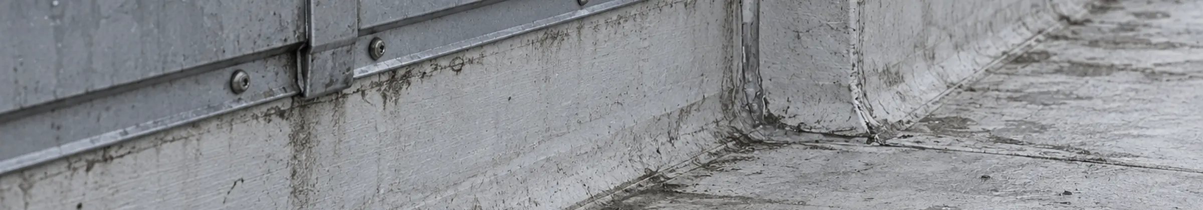 Metal parapet coping above weathered membrane flashing